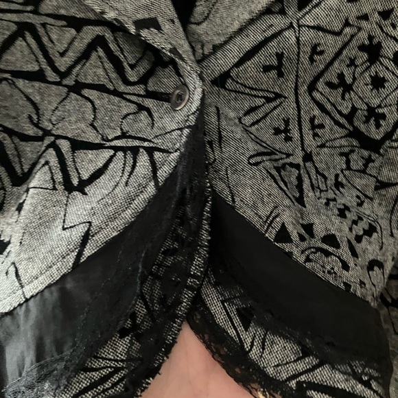 NWOT ‼️HP‼️COUPE CROPPED PRINT BLAZER SATIN AND LACE TRIM ON BOTTOM FULLY LINED - Picture 8 of 13